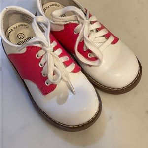 Toddler girl saddle shoes.